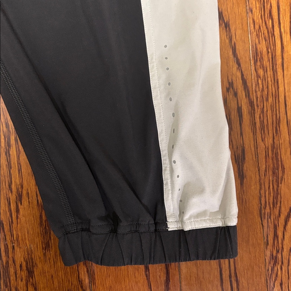 Lululemon Black & White Joggers Women’s Size: 14 - Picture 2 of 9